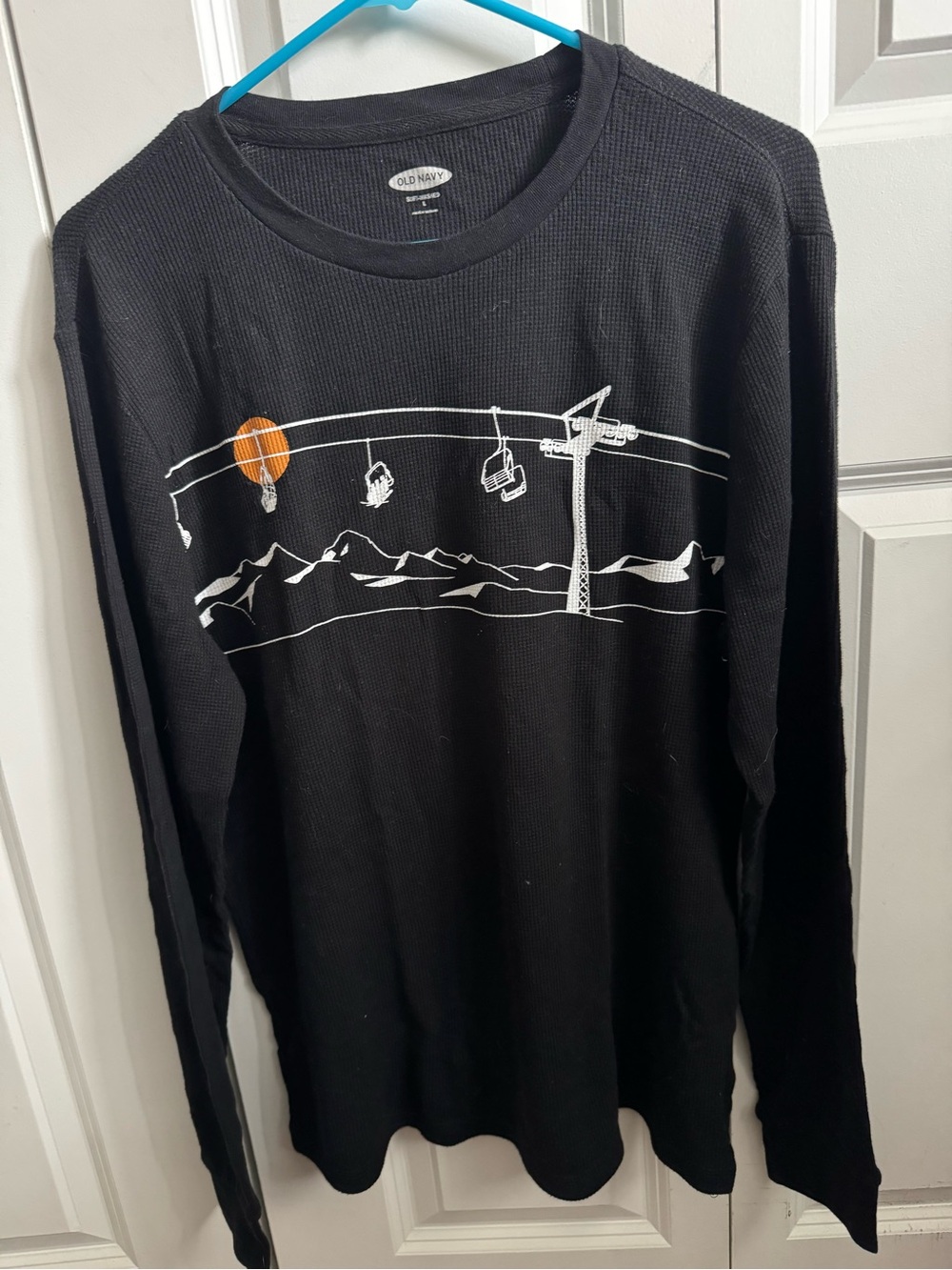 🌟 4 for $20 Sale!!
Old Navy Black Long Sleeve Thermal with Mountain Lift Graphi